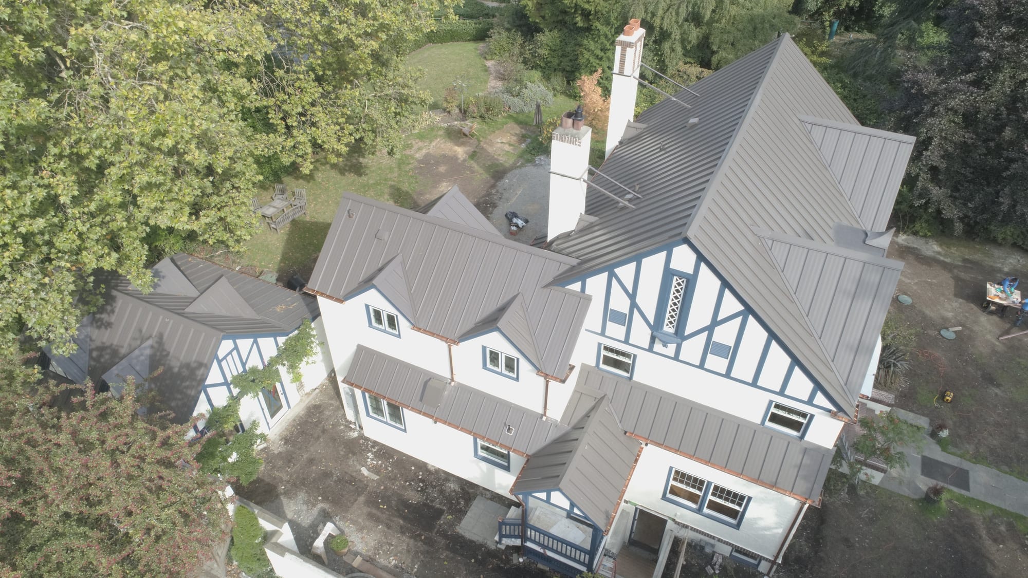 Standing-seam metal roofing with intersecting rooflines